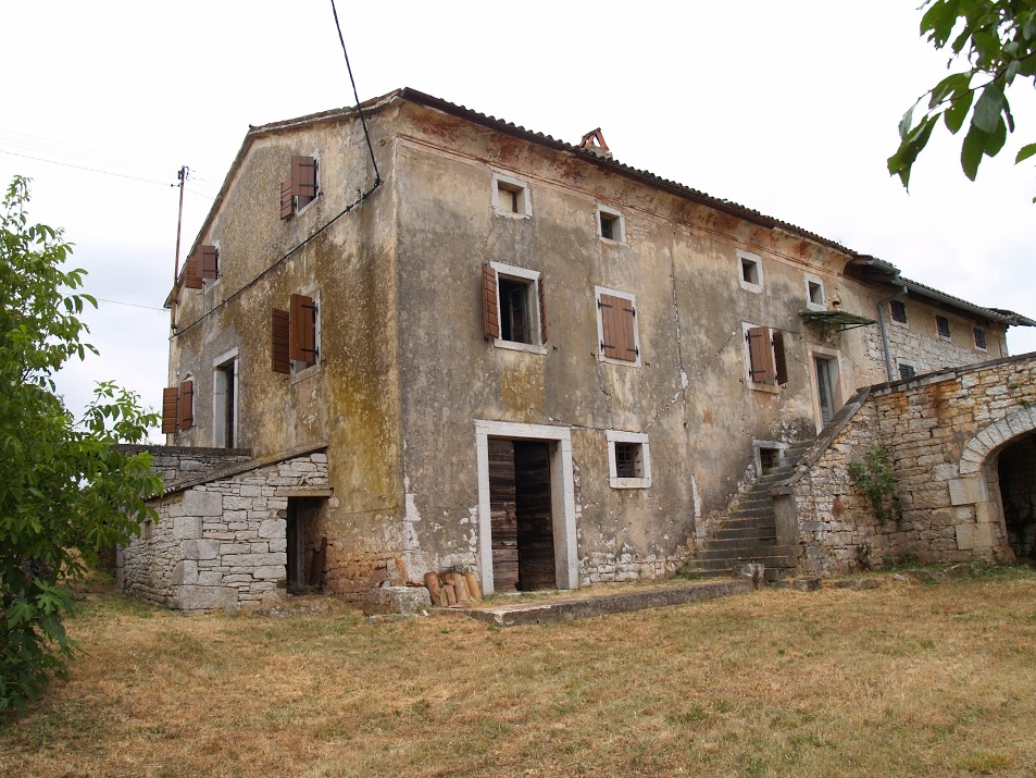 Villa Tona before renovation (2006)